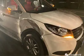 浙江高速隧道内，两越野车相撞，只因这个失误！图片