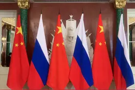 不会孤军奋战，中俄并肩合作！外长会晤，中俄将举行较大规模军演图片