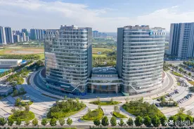 航拍中建七局郑州总部大楼 俯瞰半圆造型地处滨河新城中心位置图片