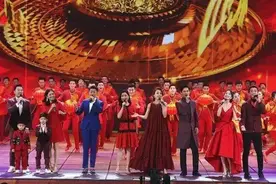 细数佟丽娅三登春晚的美艳，终于知道C位也不是谁都可以站的。图片