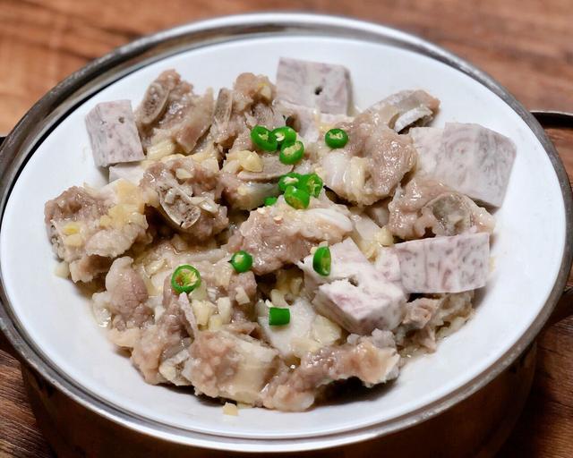 上海妈妈教你“香芋蒸排骨”家常做法，芋头绵软，排骨鲜嫩