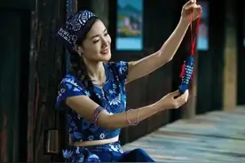 广东梅州旅游形象大使钟雯上“星光大道”，展示梅州非遗技艺图片