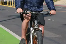 73岁施瓦辛格街头骑车，上穿棉衣下穿短裤，4周前才做心脏手术图片