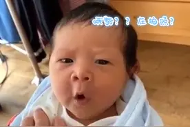 新生儿回家后“审视”周围环境，随后眯着眼睛笑：可以享福了图片