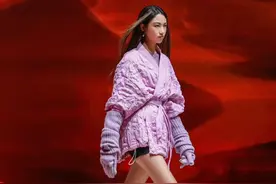 任达华17岁女儿走秀，简直就是在“秀腿”，身材颜值太令人羡慕了图片