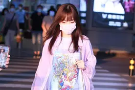 李小璐真是“放得开”，穿T恤裙当街秀白花花大腿，网友：真敢图片