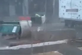 暴风雨将厕所整个掀翻，美国男子正如厕直接被马桶弹飞，都快哭了图片