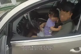 心真大！爸爸一手抱娃一手开车，还说“哭闹没办法”图片