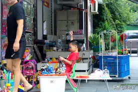 同一个暑假，每个孩子都过的不一样，孙子陪爷爷晚上摆地摊图片