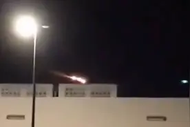 美国上空惊现巨大UFO？时速1600公里快速移动，发出明亮白蓝光视频封面