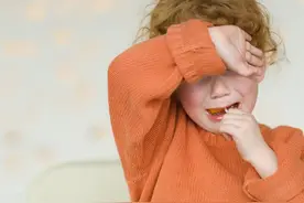 换季了 孩子打喷嚏是受凉了吗？图片