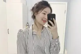 格子衬衫配上白色直筒裤和手提包，干练利落，非常适合职场女子图片