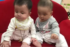 宝宝过早学坐危害大，按照以下4个阶段学坐，宝宝坐得又稳又好图片