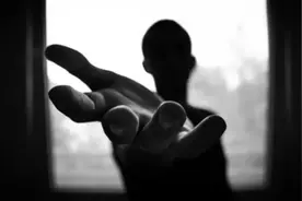 心理学：习惯精神控制的人，3个特征很隐蔽，千万当心图片