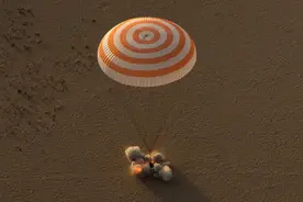 神舟飞船在1米高处精准反推着陆，是如何做到的？美国为何不用？图片