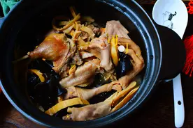 不能出门，宅在家炖一锅木耳笋干老鸭煲，咸鲜入味，补充蛋白质图片