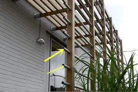 以后给院子搭廊架，我也用钢管做框架穿插防腐木，结实耐用也漂亮图片