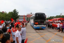 仙桃中考结束，一中学生“花式”庆祝初中毕业......图片