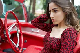 墨古混血美人儿 新秀美艳高颜值 T恤+连衣裙套装的夏日美感图片