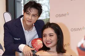 邱胜翊与粉丝热情合影，曾称希望邓丽欣是自己未来结婚对象图片