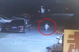 凌晨，萌宝跑出家门找妈妈，幸亏警察蜀黍来了……图片