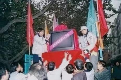 ��ʧ�ĳ��磺���ղʵ��������񳹵׵��ӣ���˭����������