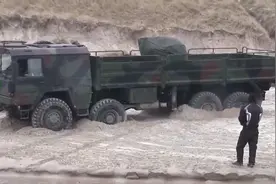 MAN KAT A1 8x8军用卡车，高难度营救泥沙中的卡车视频封面