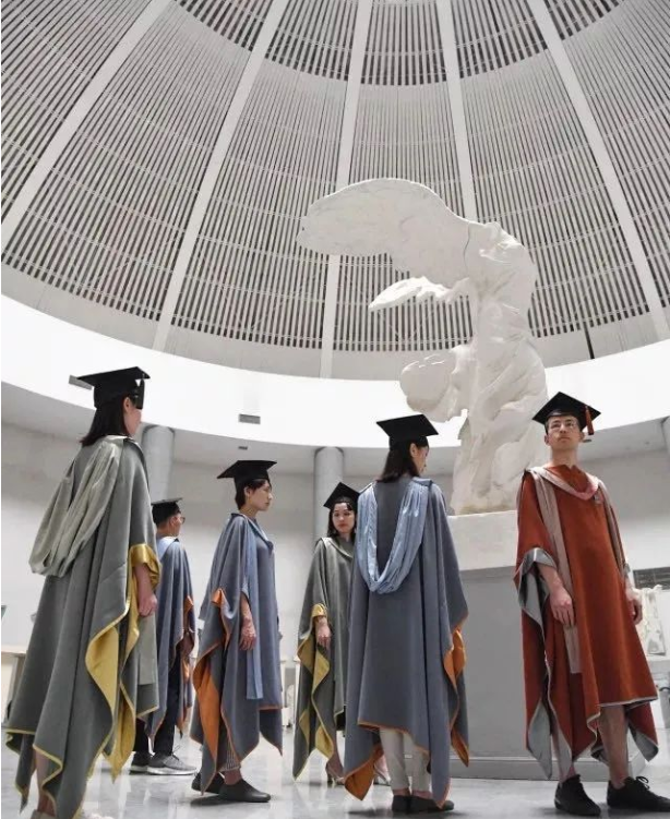 中央美院的学士服美上热搜！这是什么神仙毕业现场？