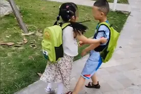 男孩被女孩逼到墙角质问不反抗，对话内容太搞笑，现在的娃太早熟图片