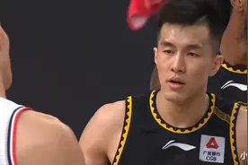郭士强虽然很生气，但看到郭艾伦过来帮他说话，亲昵地拍了拍他图片