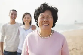 65岁阿姨肝功异常，找不到原因？医生建议3点：可以不用吃药图片
