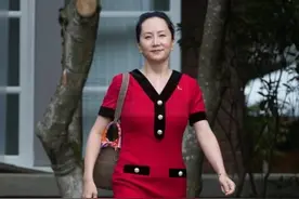 华为老总大女儿真霸气！戴着脚铐不卑不亢，48岁穿衣时髦又美又飒图片