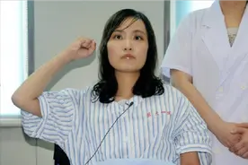 英雄教师张丽莉，无编制，月薪1000多，救学生遭碾轧截肢双腿图片
