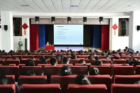 昆明市艺术学校举行宪法学习讲座图片