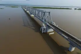 视频丨中俄两国首座跨江铁路大桥铺轨贯通图片