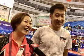 幸福！国乒冠军夫妇晒出一家三口合照，面带笑容将女儿背在肩上图片