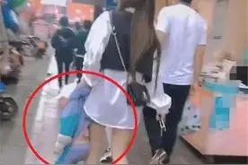 小孩逛街想买气球不肯走，小姨拎起孩子就跑。网友：霸气图片