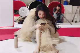 路人镜头下的明星啥样，冯提莫光脚坐地，这颜值是你中意的吗？图片