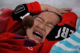 孙子看病，奶奶打饭回来看到床上放着新衣和零钱，瞬间明白家散了图片
