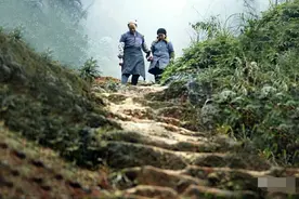 2001年，一探险队在深山发现一对“老夫妻”，老人问：毛主席可好图片