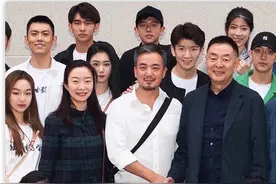 68岁濮存昕现身北电，和新生合影疑将执教实验班，站c位气场十足图片