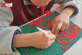 精致！小学生刻出纸尖上的“五十六个民族”图片