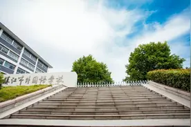 猝不及防！镇江惊现大批“名校”图片