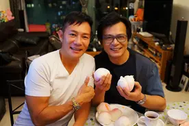 59岁黄日华笑容满面，疑走出丧妻阴影，与影帝张兆辉似不老男神图片