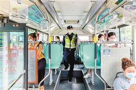 东莞：警企联防 护航巴士图片