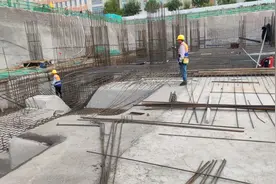 让65岁农民工每天扫扫地，给220不干，现在人挣钱这么容易吗图片