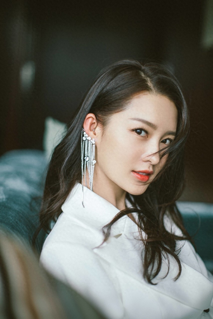 出演了许多古装角色的李沁,没想到她现代装搭配这么都市干练