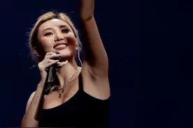 还记得《中国好声音》的小阿黛尔郑虹吗，她瘦了40斤？图片