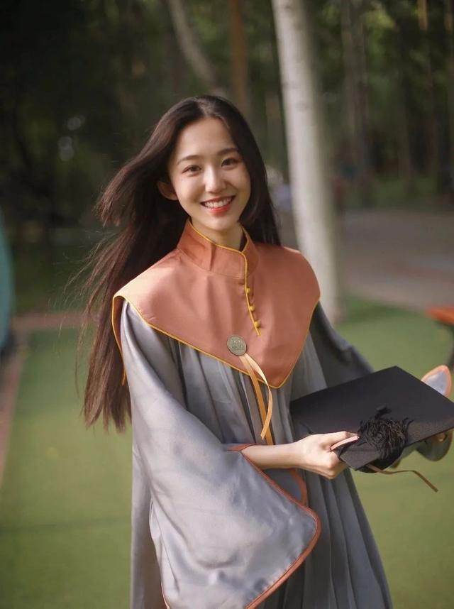 中央美院的学士服美上热搜！这是什么神仙毕业现场？