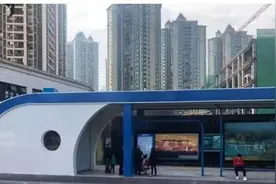 渝中两座BRT公交站台“换新装”图片